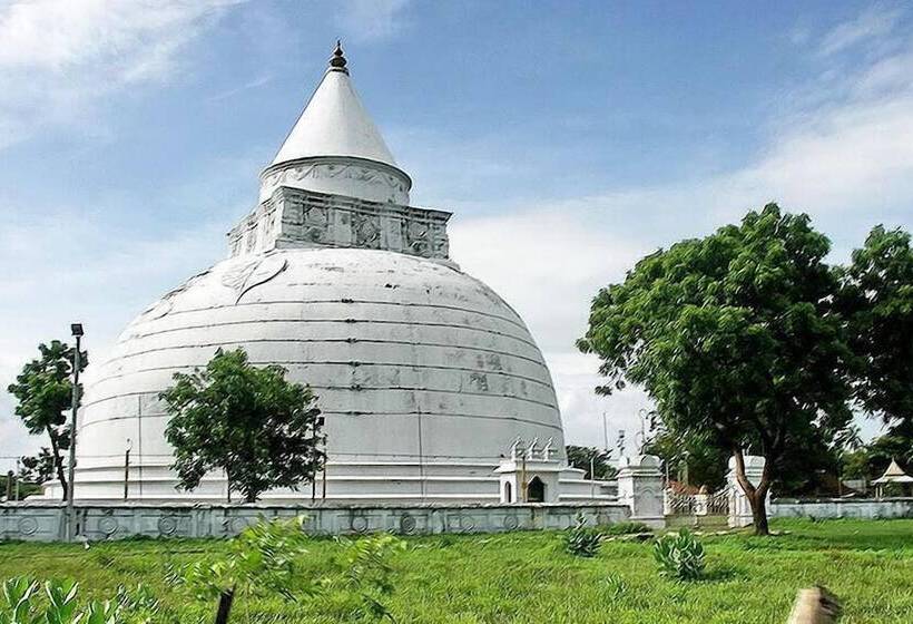 Yala Waves Beach Resort