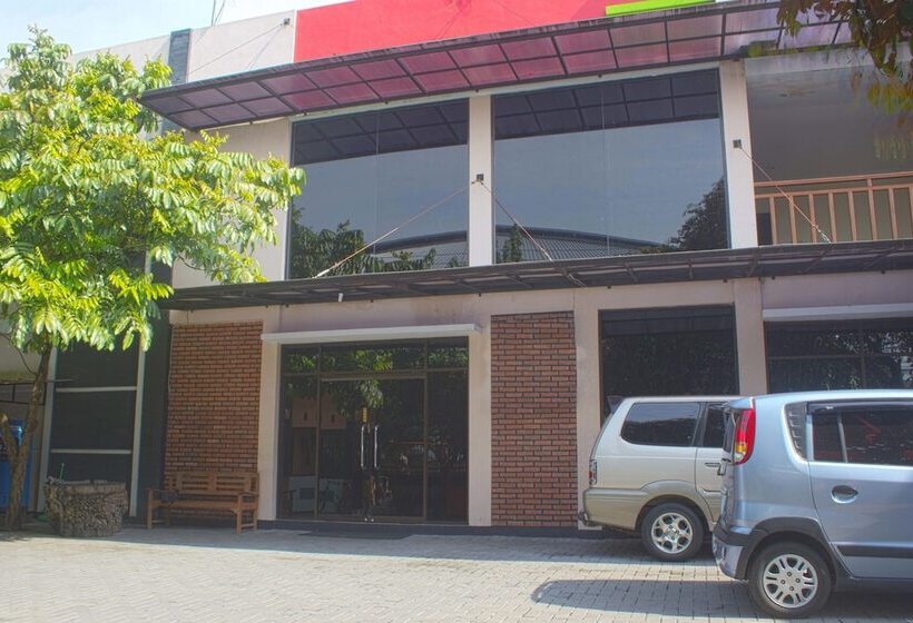 בית מלון כפרי Reddoorz Plus Near Stadion Mandala Krida