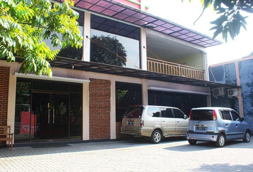 בית מלון כפרי Reddoorz Plus Near Stadion Mandala Krida