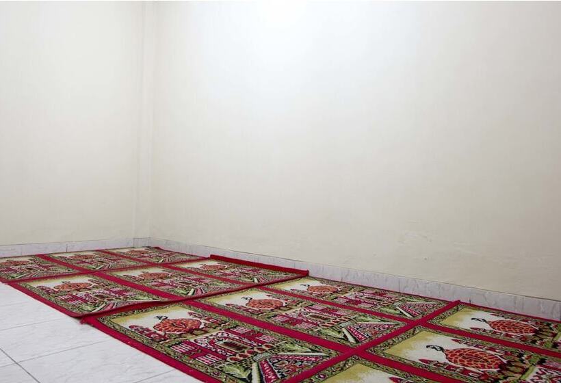 בית מלון כפרי Reddoorz Plus Near Stadion Mandala Krida