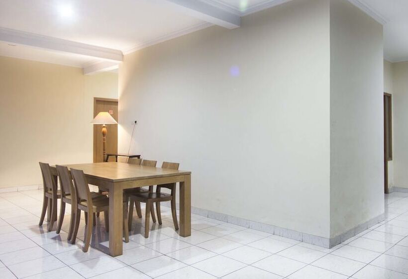 בית מלון כפרי Reddoorz Plus Near Stadion Mandala Krida