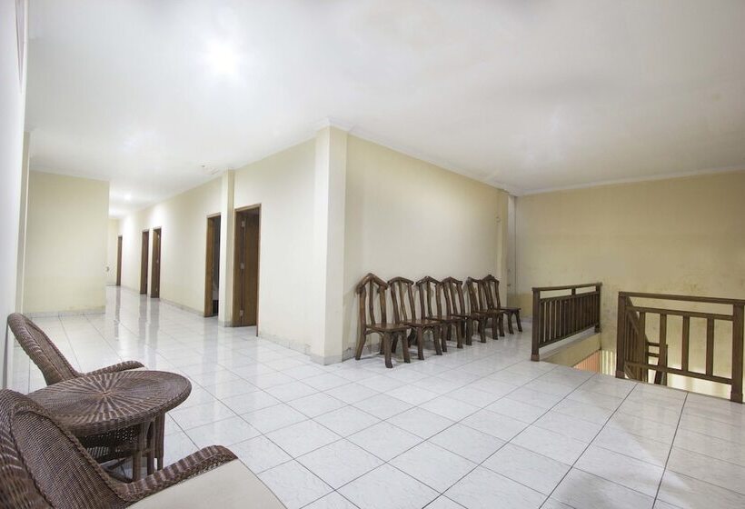 בית מלון כפרי Reddoorz Plus Near Stadion Mandala Krida