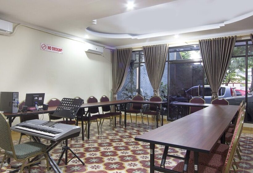 בית מלון כפרי Reddoorz Plus Near Stadion Mandala Krida