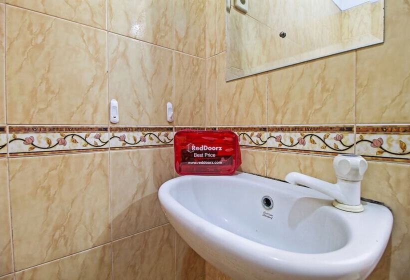 بنسيون Reddoorz Plus Near Ciputra World Kuningan 2