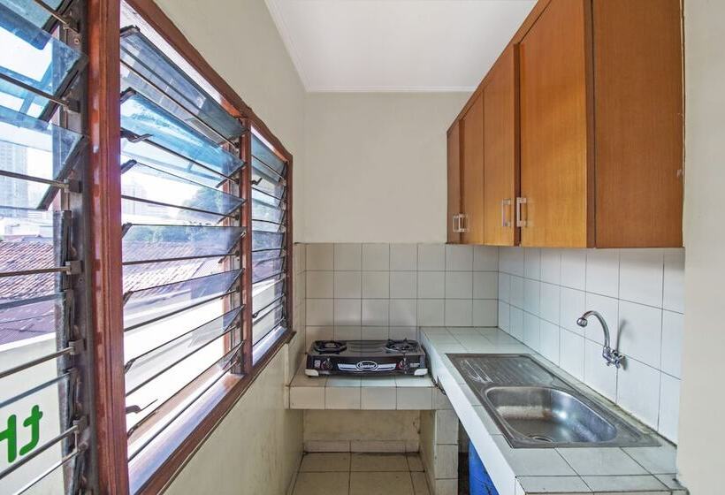 بنسيون Reddoorz Plus Near Ciputra World Kuningan 2