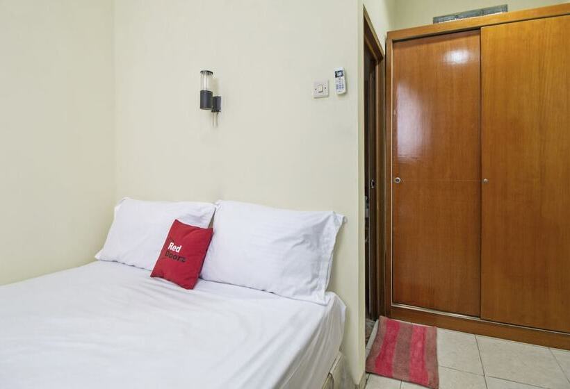 بنسيون Reddoorz Plus Near Ciputra World Kuningan 2