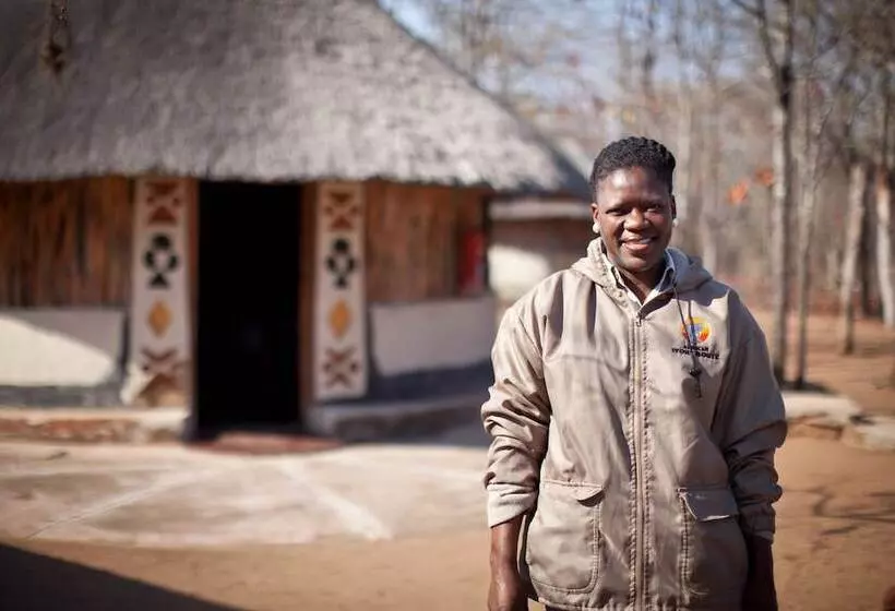 Hotelli Baleni Cultural Camp