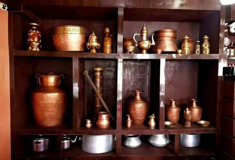 Lama Hotel   Cafe De Himalaya