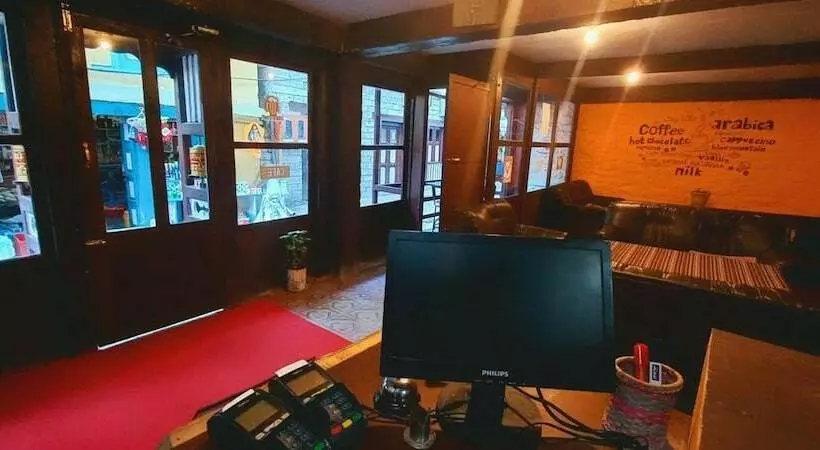 Lama Hotel   Cafe De Himalaya