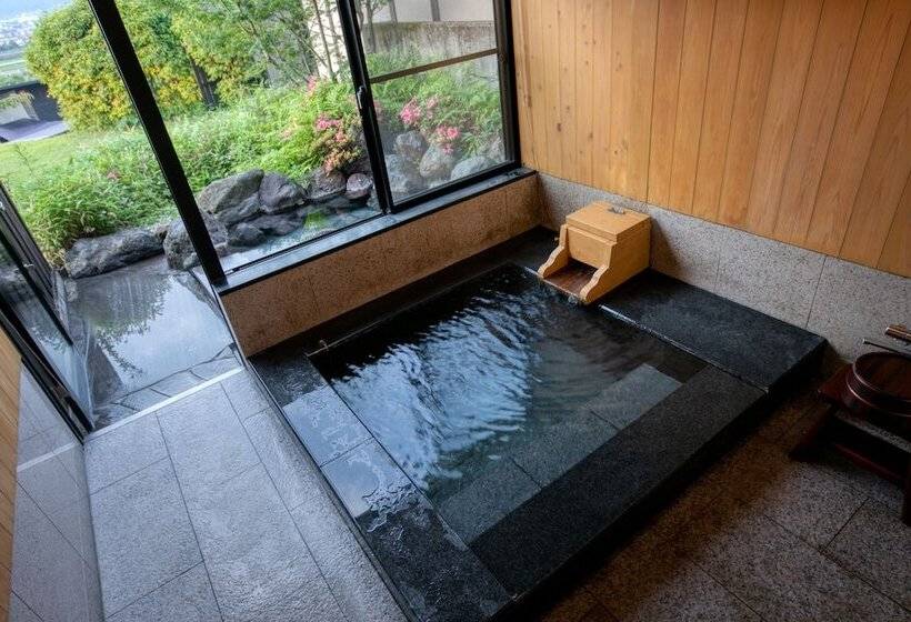 ריוקאן Yufuin Onsen Toshoan