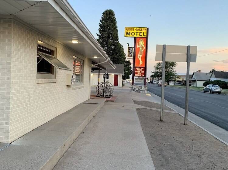 Annie Oakley Motel Oakley