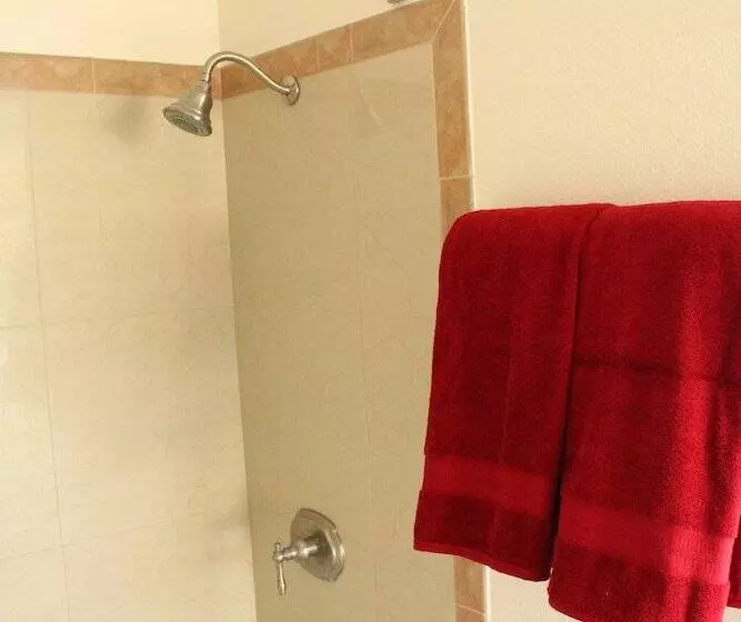 هتل American Travel Inn