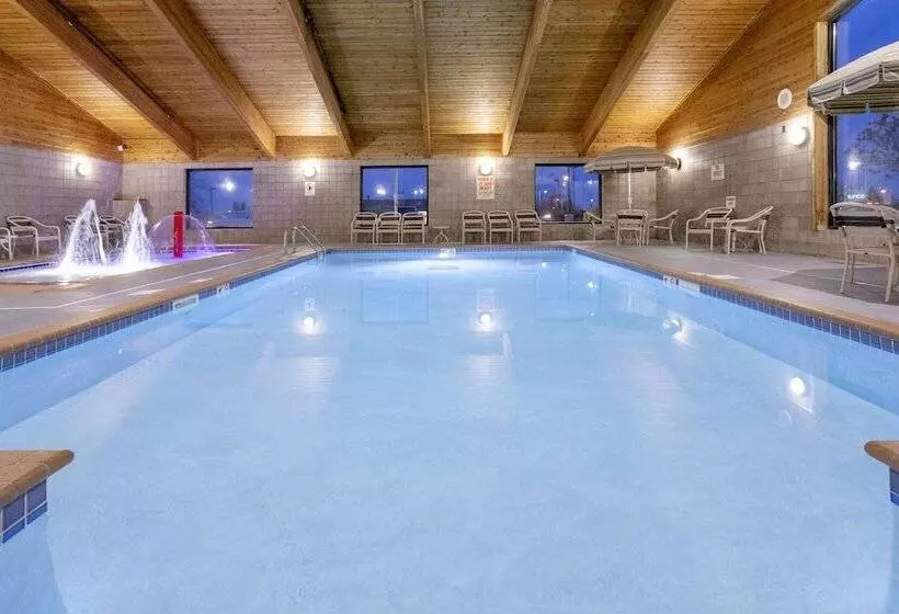 ホテル Americinn By Wyndham Fergus Falls Conference Center