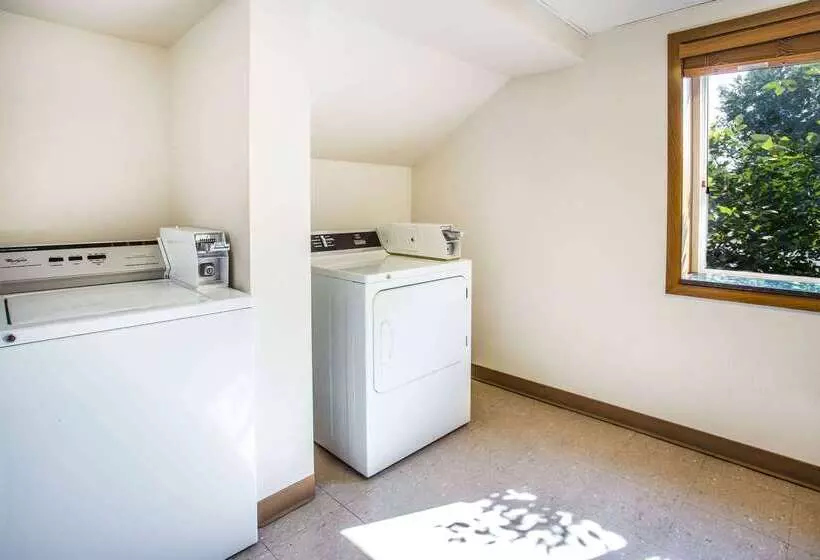 Отель Americinn By Wyndham Menomonie