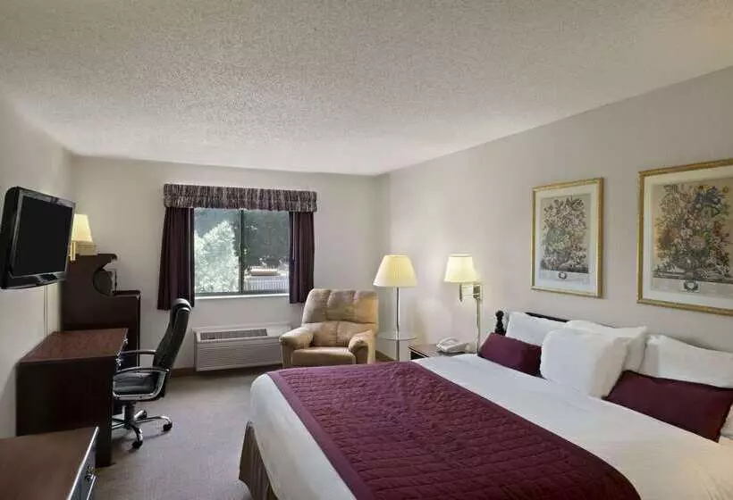 Отель Baymont By Wyndham Whitewater