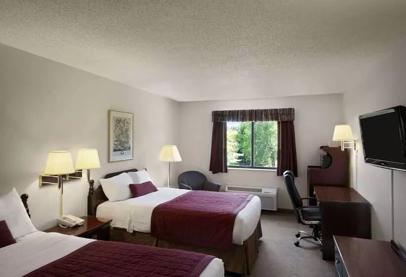 Отель Baymont By Wyndham Whitewater