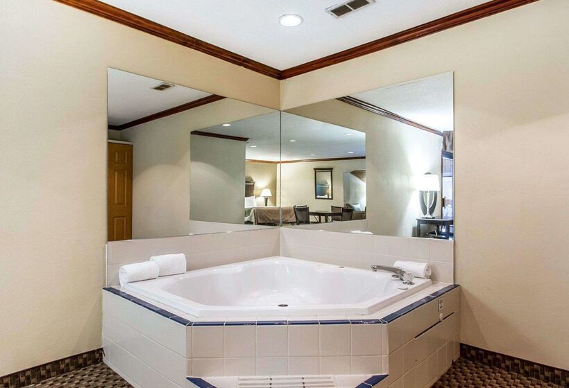 בית מלון כפרי Quality Inn Macomb Near University Area