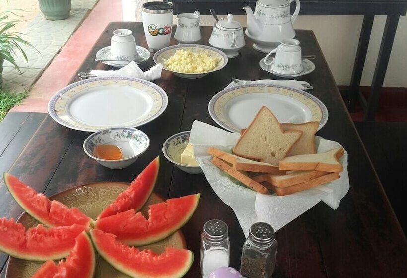 Bed and Breakfast Araliya White House