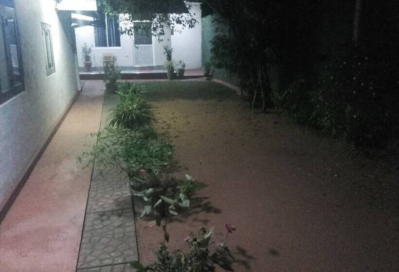 Bed and Breakfast Araliya White House