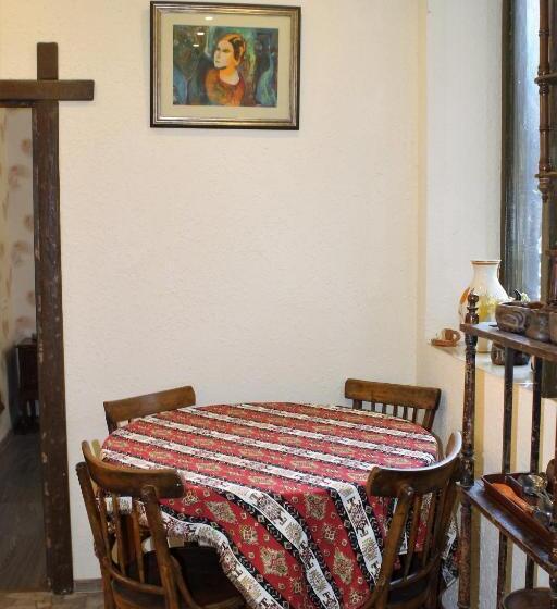 تختخواب و صبحانه Master S House Dayan