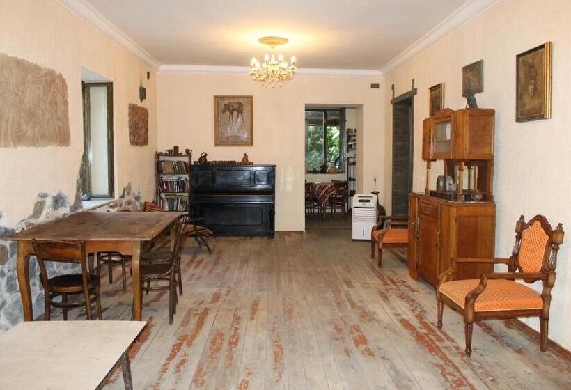 تختخواب و صبحانه Master S House Dayan