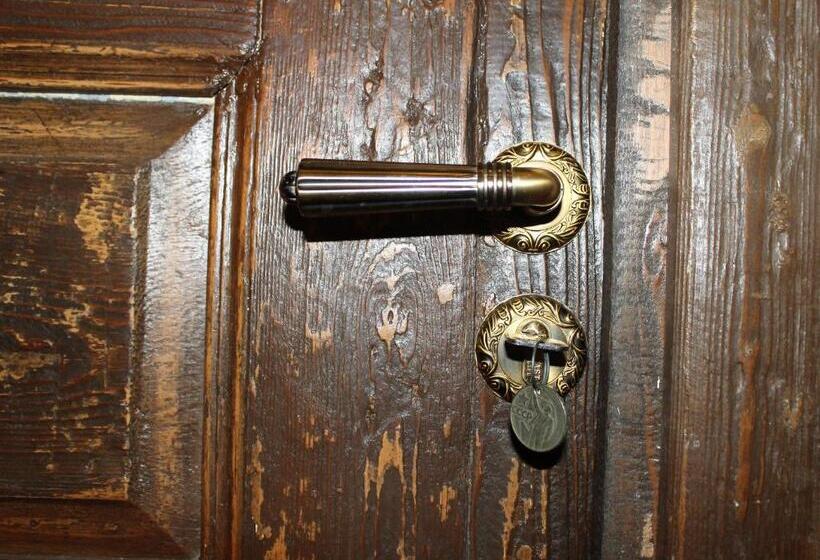 تختخواب و صبحانه Master S House Dayan