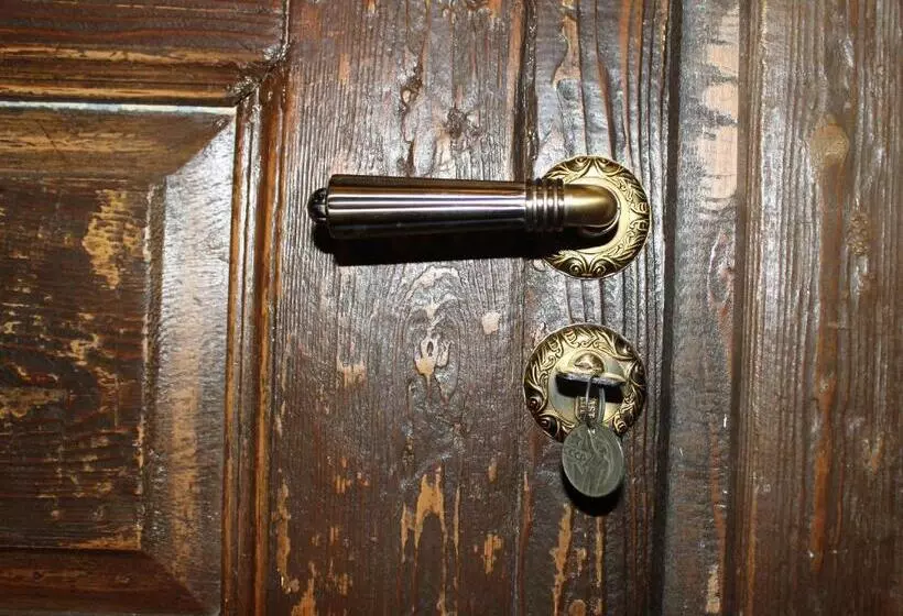 تختخواب و صبحانه Master S House Dayan