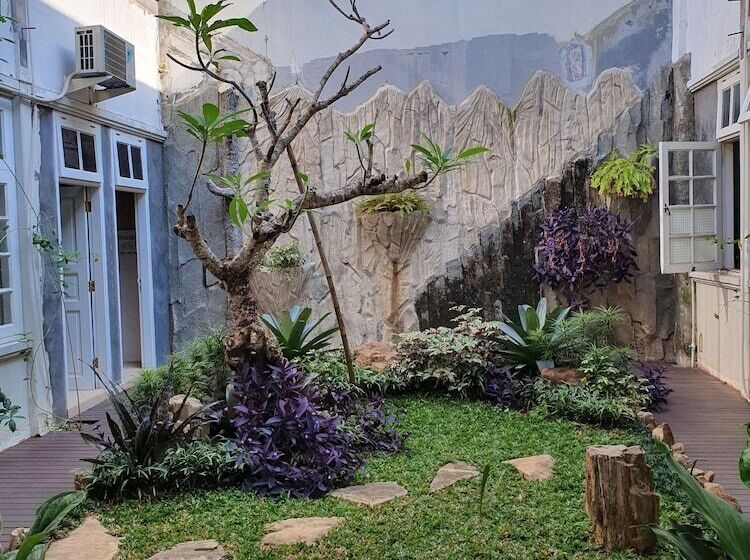 تختخواب و صبحانه La Rengganis