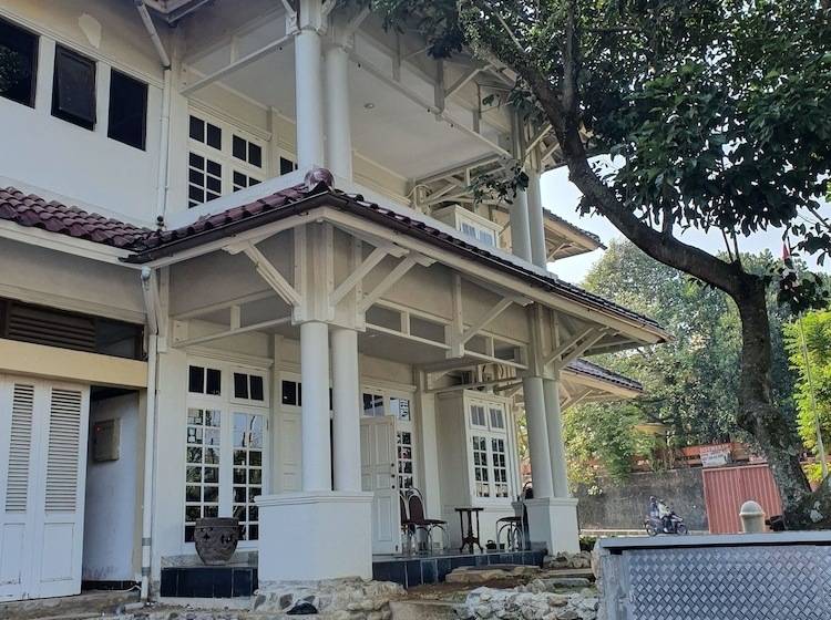 تختخواب و صبحانه La Rengganis