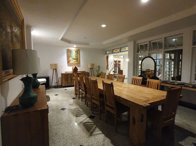 تختخواب و صبحانه La Rengganis