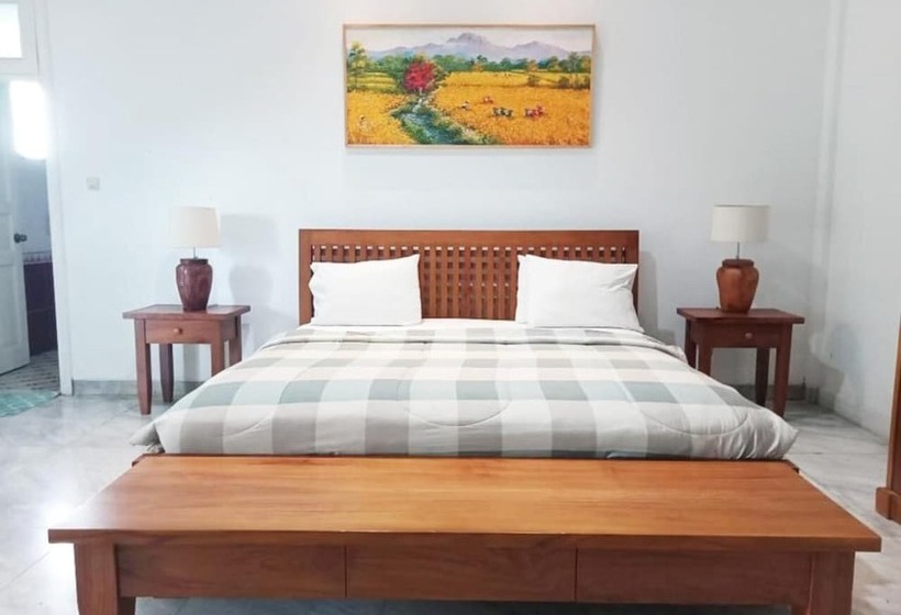 تختخواب و صبحانه La Rengganis