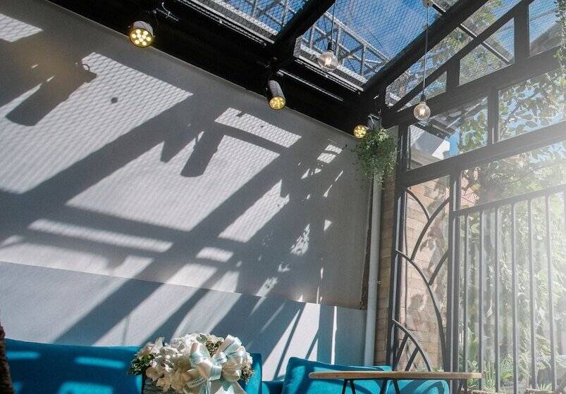 Lebou Boutique Hostel