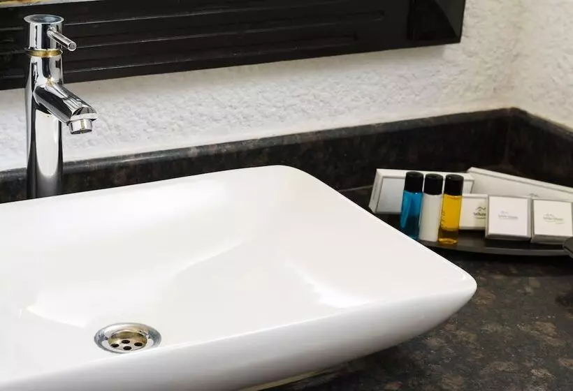 ホテル White Woods Resort, Morjim