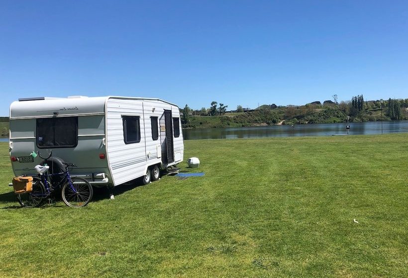 בית מלון כפרי Lake Karapiro Mighty River Domain