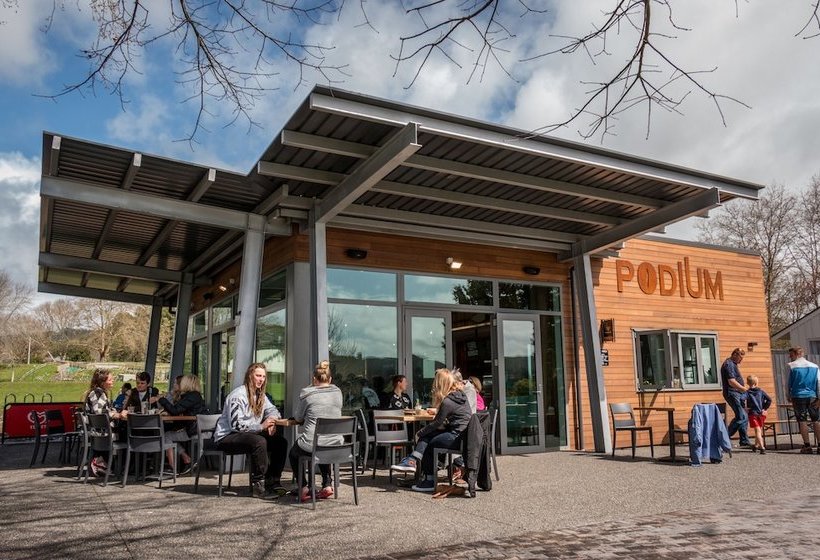 בית מלון כפרי Lake Karapiro Mighty River Domain