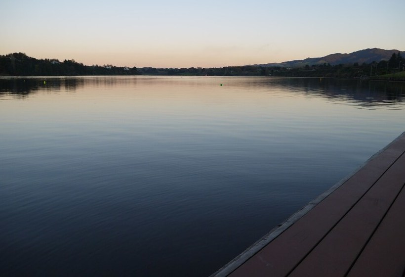 בית מלון כפרי Lake Karapiro Mighty River Domain