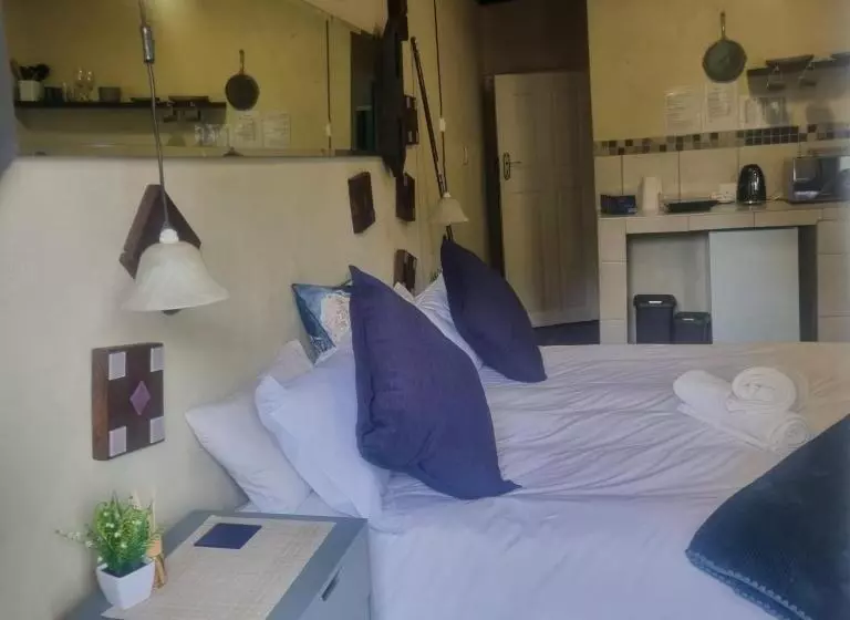 پانسیون Bedrock Guest Studios