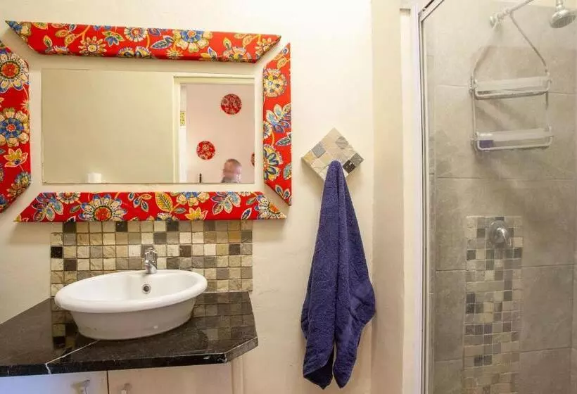 پانسیون Bedrock Guest Studios