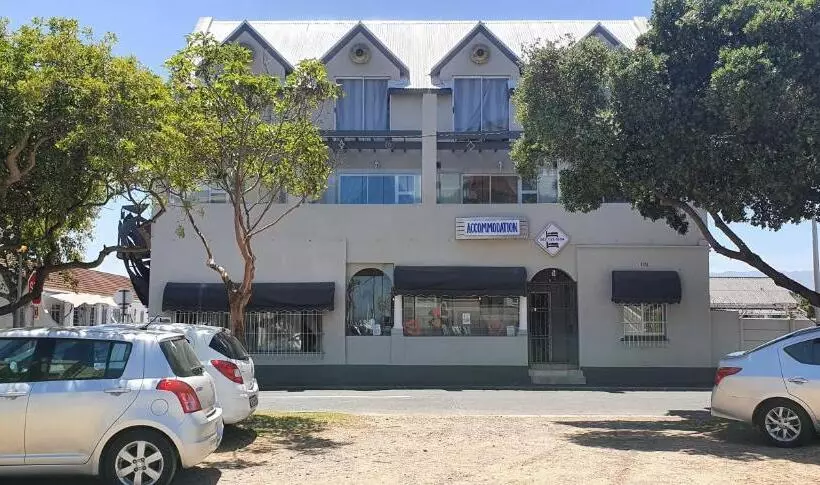 پانسیون Bedrock Guest Studios