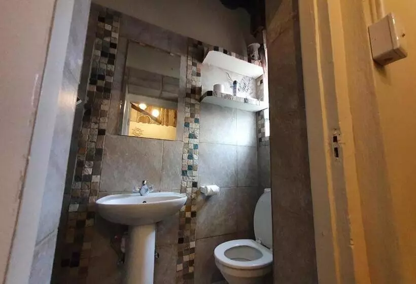 پانسیون Bedrock Guest Studios