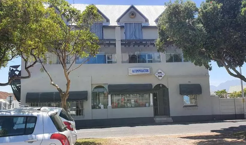 پانسیون Bedrock Guest Studios