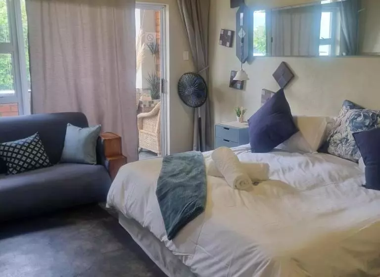 پانسیون Bedrock Guest Studios