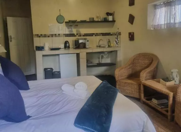 پانسیون Bedrock Guest Studios