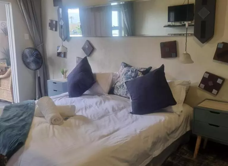 پانسیون Bedrock Guest Studios