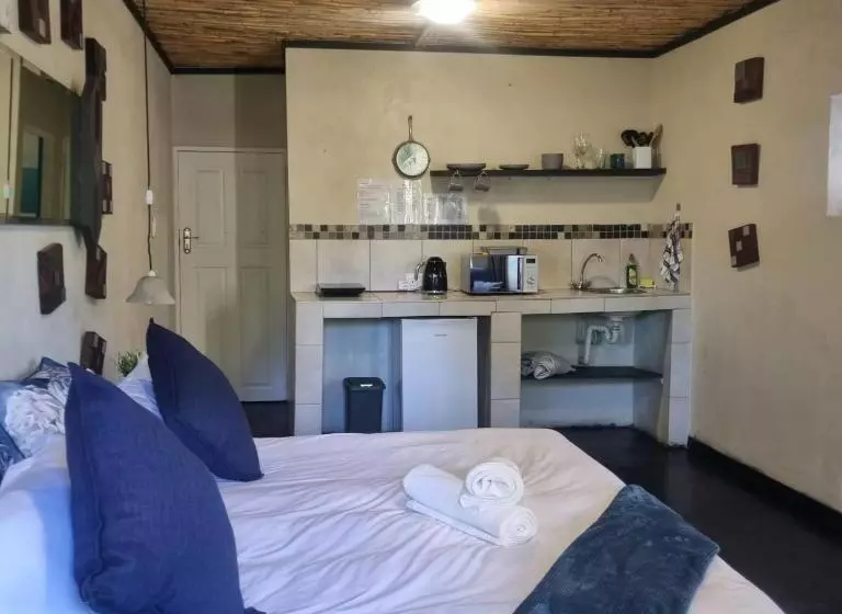 پانسیون Bedrock Guest Studios