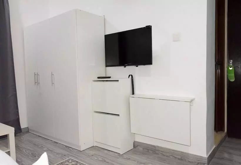 Hotelli Flowers Inn 2