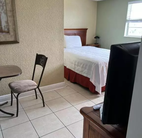 The Bayside Inn & Marina