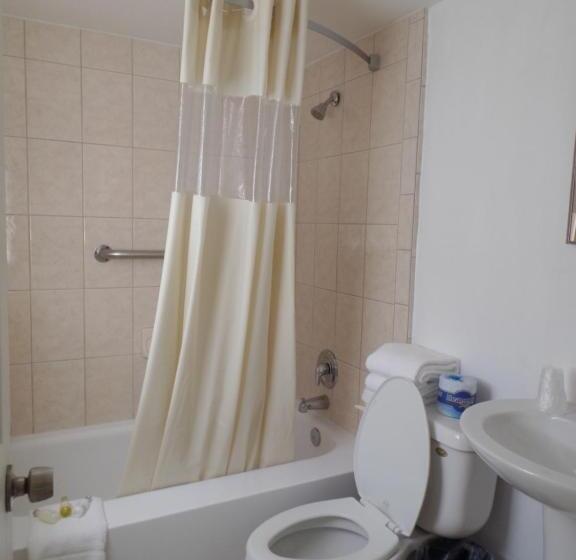 The Bayside Inn & Marina