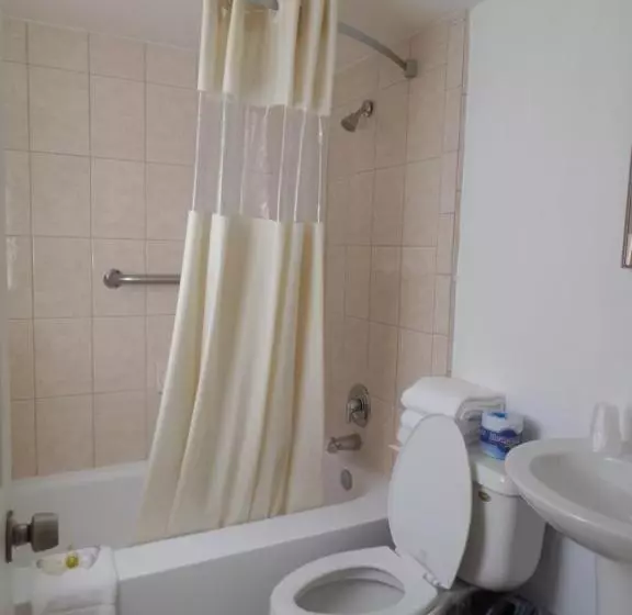 The Bayside Inn & Marina