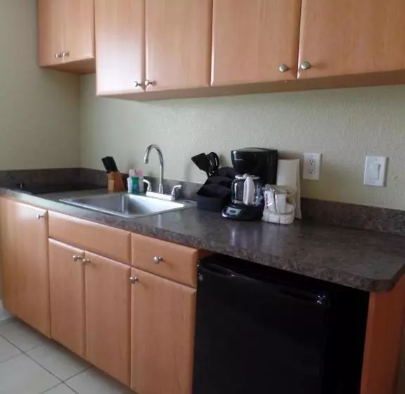 The Bayside Inn & Marina